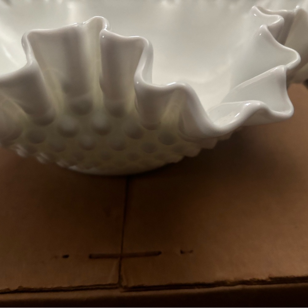 Elegant White Ruffled Edge Serving Bowl - Picture 5 of 7